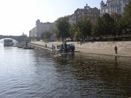 Vltava 6-vysazování kaprů pod Palackého mostem 10.10.06.jpg
